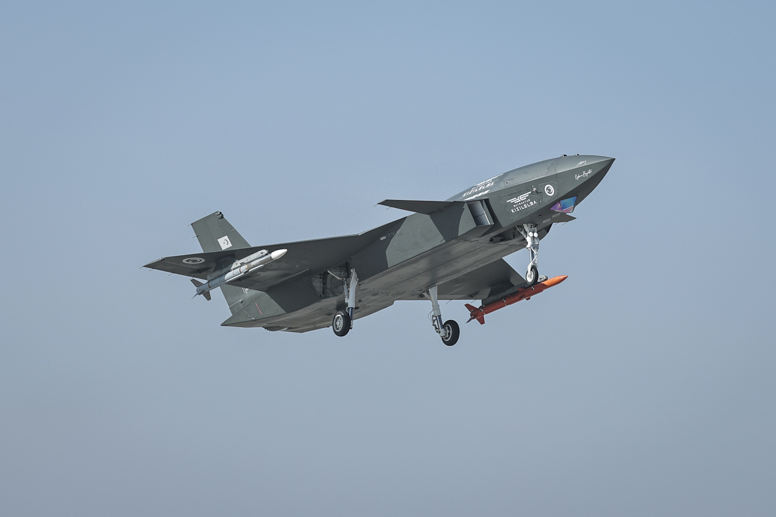 A New Chapter in Aviation History! Bayraktar KIZILELMA Hits Target with Air-to-Air Missile